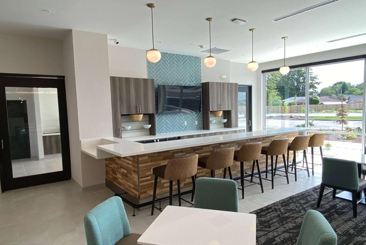 La Quinta Inn & Suites By Wyndham เซ็นทราเลีย ภายนอก รูปภาพ