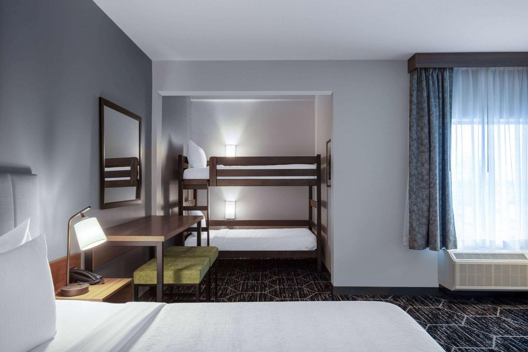 La Quinta Inn & Suites By Wyndham เซ็นทราเลีย ภายนอก รูปภาพ