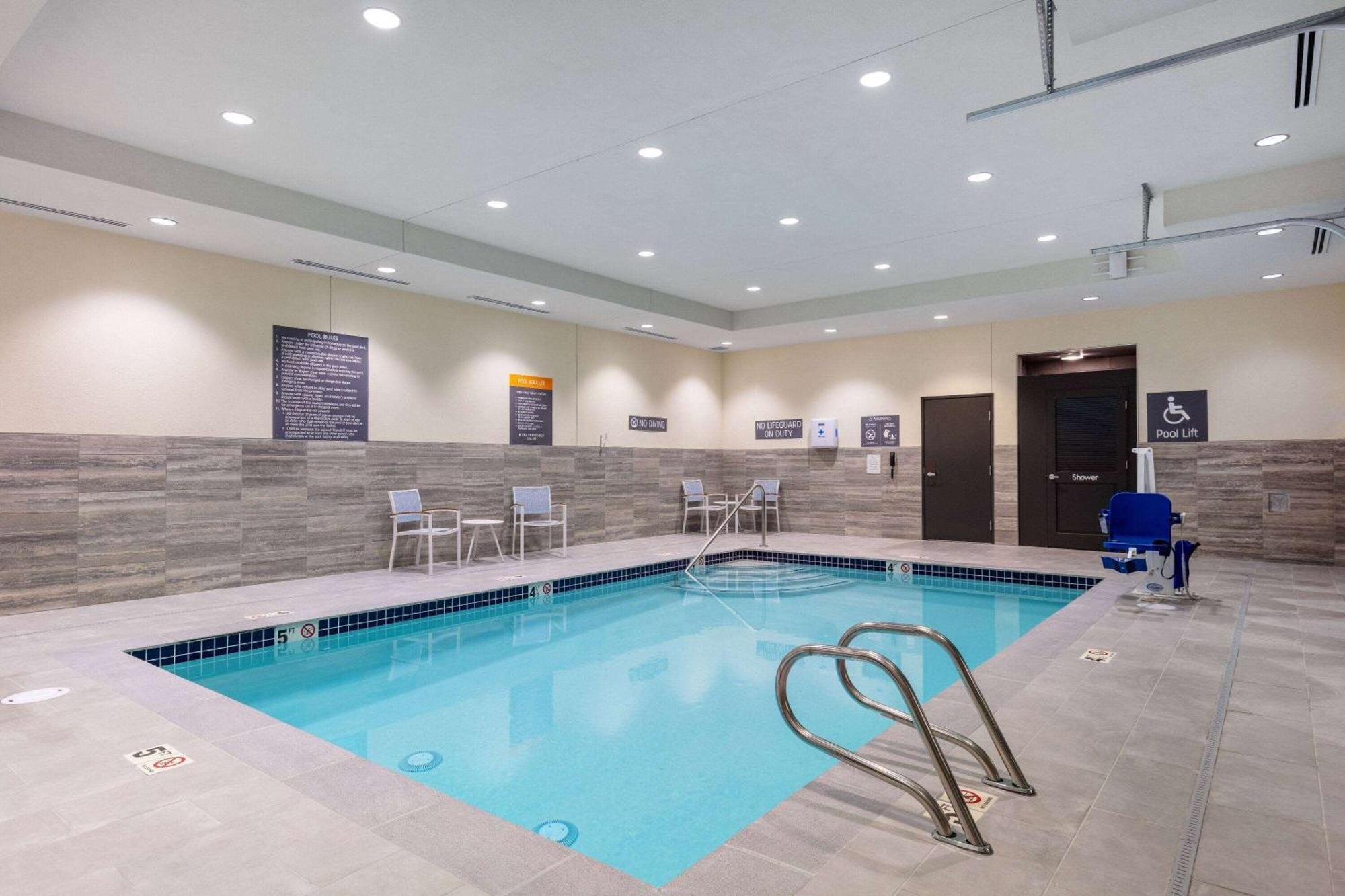 La Quinta Inn & Suites By Wyndham เซ็นทราเลีย ภายนอก รูปภาพ