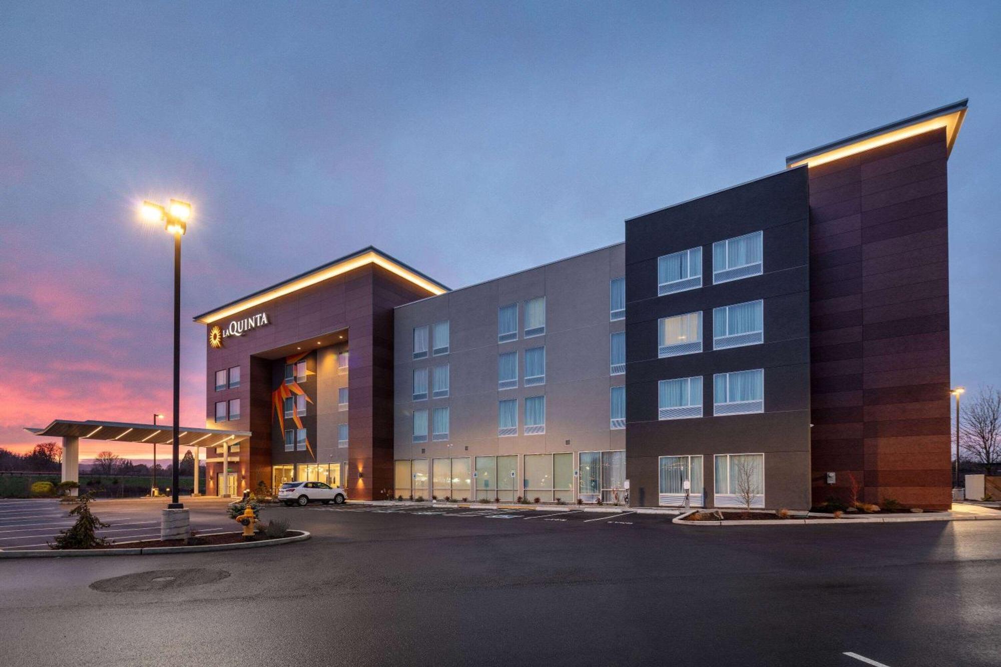 La Quinta Inn & Suites By Wyndham เซ็นทราเลีย ภายนอก รูปภาพ